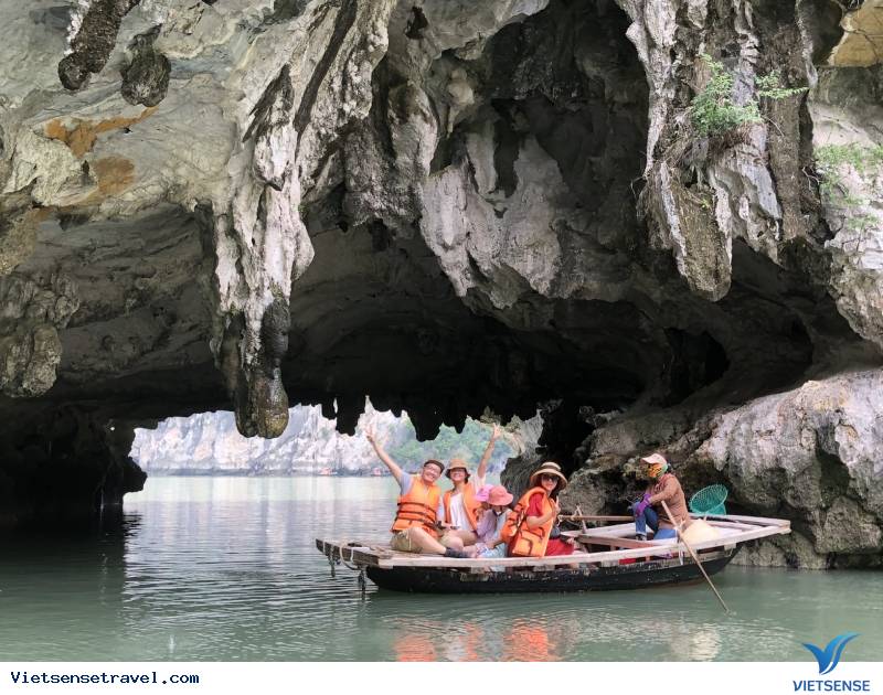 Trải nghiệm đi thuyền kayak qua các hang động kỳ vĩ