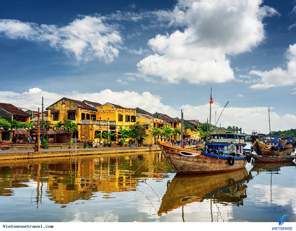 Trải nghiệm ngồi thuyền bên sông Hội Ản để cảm nhận hết vẻ đẹp hai bên bờ Trải nghiệm ngồi thuyền bên sông Hội Ản để cảm nhận hết vẻ đẹp hai bên bờ