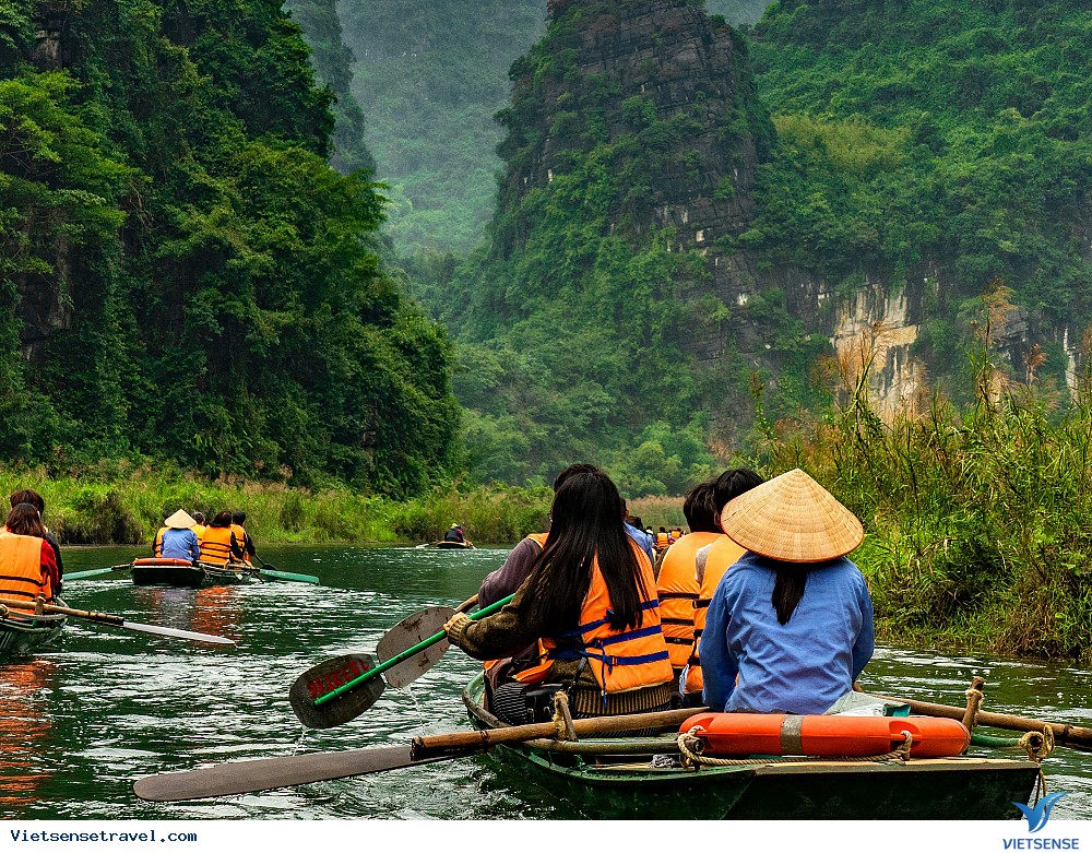 Trải nghiệm ngồi thuyền lênh đênh trên sông nước tại Tràng An