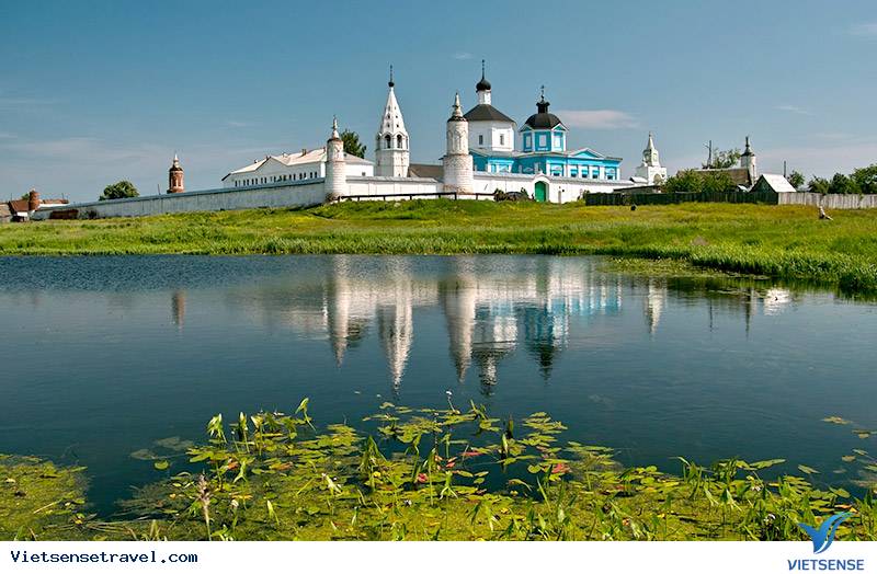Toàn cảnh Tu viện Bobrenev bên dòng sông thơ mộng
