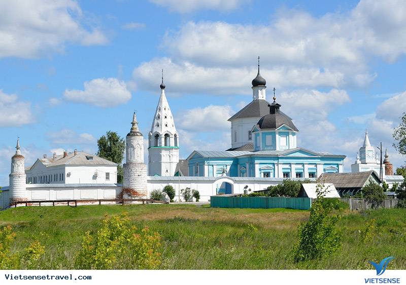 Tu viện Bobrenev ghi điểm ấn tượng với bức tường trắng