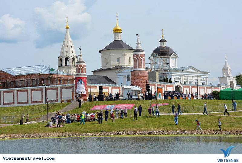 Du khách tham quan Tu viện Bobrenev