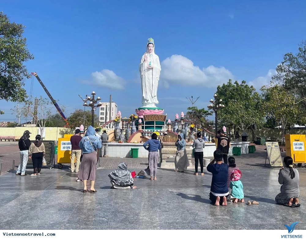 Tượng Phật Quan Âm được chạm khắc công phu