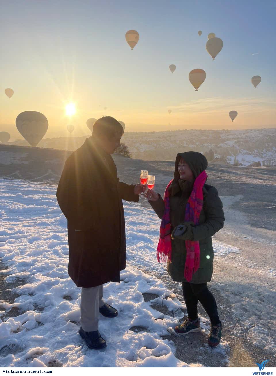 Uống sâm panh ăn mừng sau khi hạ cánh