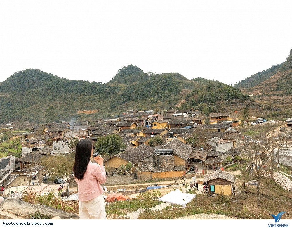 View toàn bản làng từ trên ngọn đồi phía cây sơn lá đỏ siêu đẹp View toàn bản làng từ trên ngọn đồi phía cây sơn lá đỏ siêu đẹp