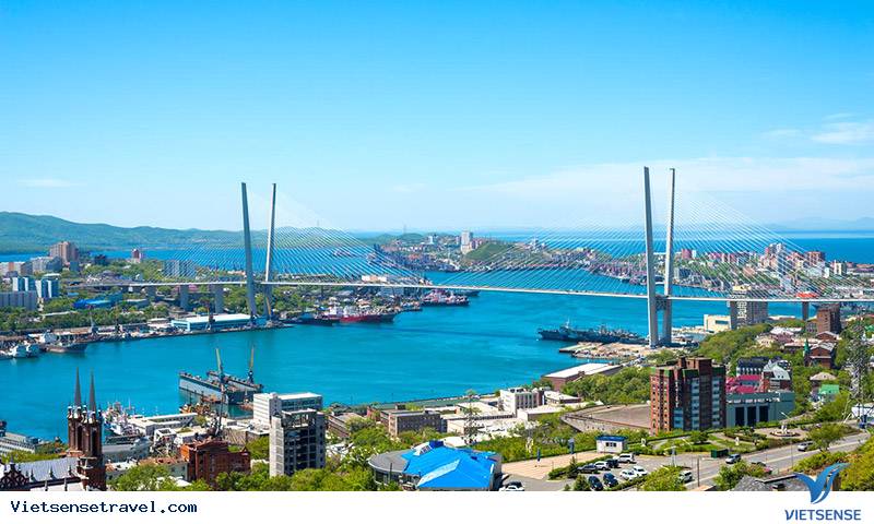 Cảnh quan Vịnh Sừng Vàng nổi bật với làn nước xanh ngọc