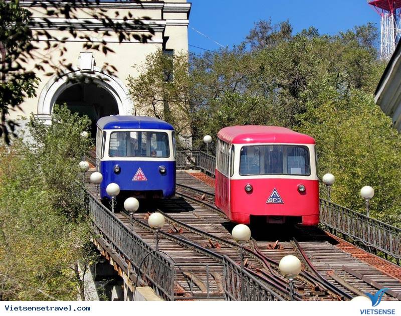 Du khách đi cáp treo ngắm Vịnh Sừng Vàng