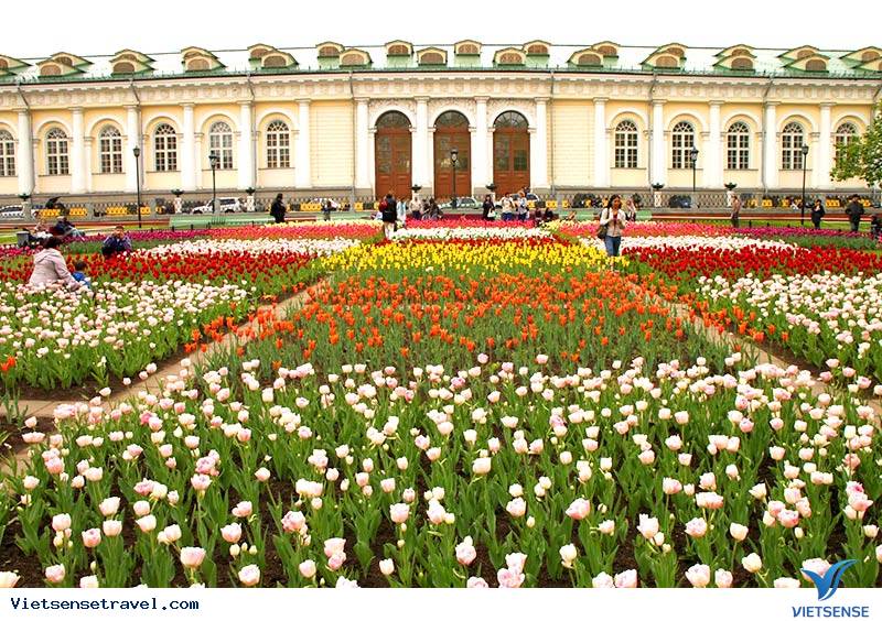 Du khách tham quan Vườn Alexander