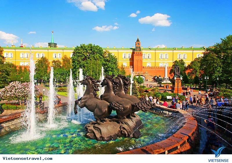 Đài phun nước nổi bật với 4 con tuấn mã được chạm khắc tinh tế 